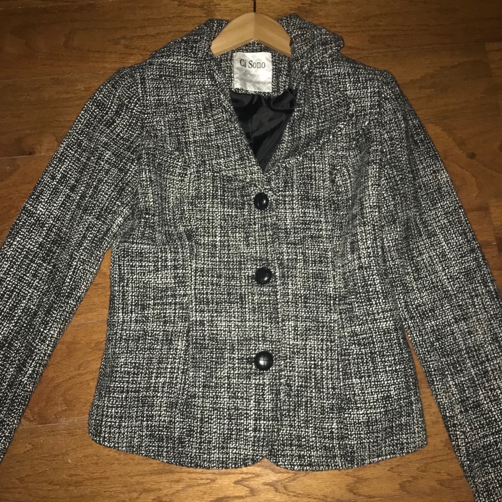 Classy jacket/blazer. Nice fit.